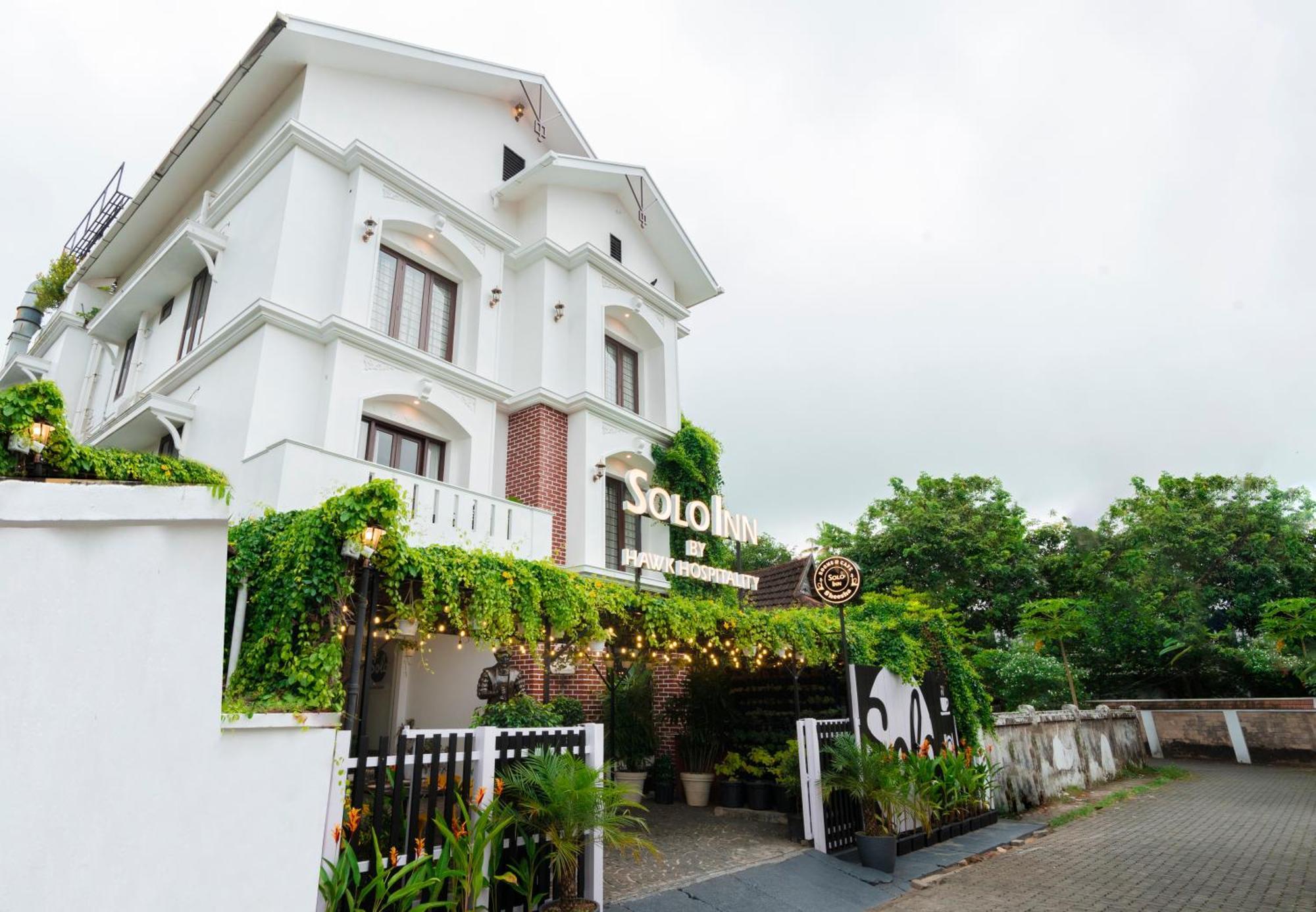 Solo Inn By Hawk Hospitality Kochi Exterior foto